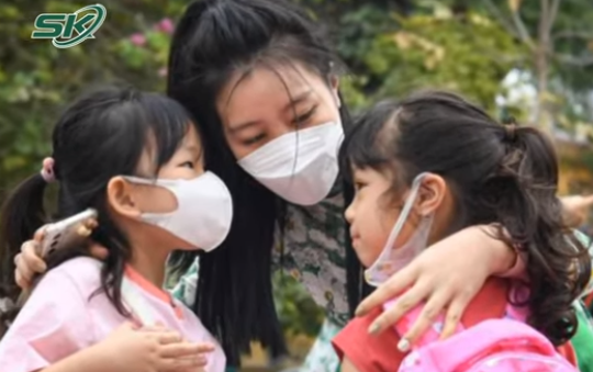 Nhiều trẻ mầm non òa khóc nức nở vì bỡ ngỡ trong ngày đầu đi học lại 