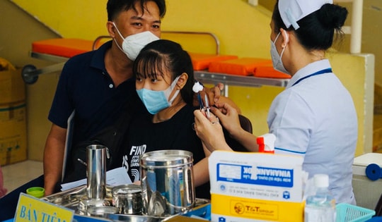 Hình ảnh ngày đầu tiêm vaccine cho trẻ từ 5 đến dưới 12 tuổi ở TP.HCM