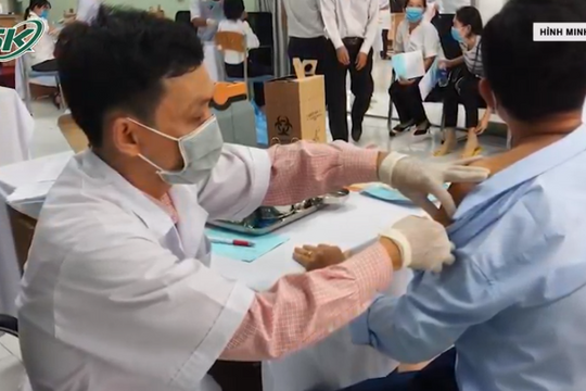 Mũi vaccine thứ 4 có hiệu quả trước Omicron, giảm 74% nguy cơ tử vong