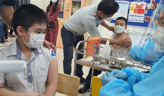 Hà Nội tiêm vaccine COVID-19 cho học sinh lớp 4 -5, cần làm gì để chuẩn bị tốt tâm lí cho trẻ?