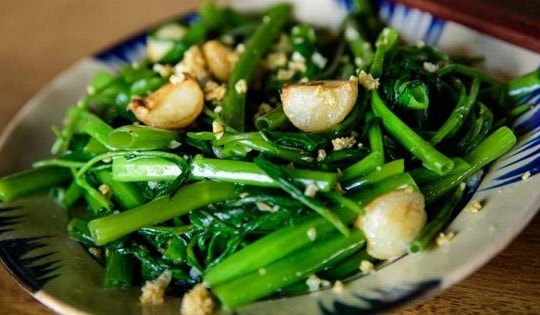 Xào rau chỉ cần thêm 1 bước đảm bảo rau xanh mướt, giòn ngọt