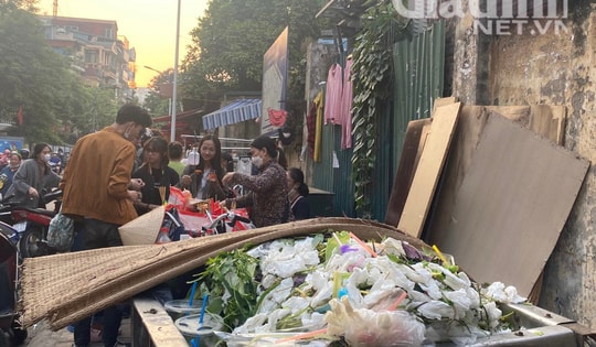 Thực phẩm 'bẩn' cổng trường bán cạnh xe rác vẫn hút khách, cha mẹ biết được có giật mình?