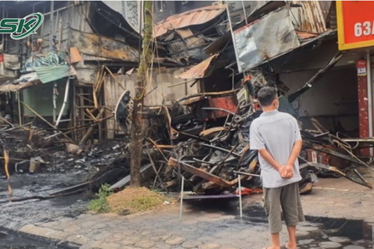 Toàn cảnh hiện trường đổ nát vụ cháy gần 10 nhà dân ở Nam Từ Liêm