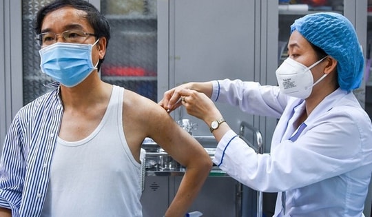 Sáng 2/5: Người mắc COVID-19 sau tiêm vaccine mũi 3 sẽ tiêm mũi 4 khi nào?