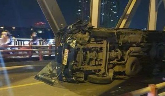 Xe máy ngược chiều, đấu đầu ô tô trên cầu Chương Dương, thanh niên tử vong tại chỗ