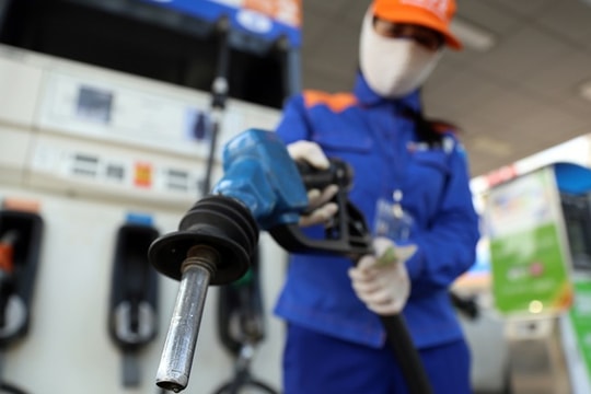Lùi thời gian điều chỉnh, giá xăng sẽ tiếp tục tăng?