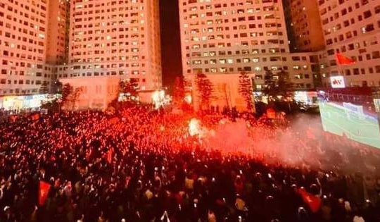 Hà Nội: Cư dân chung cư lắp LED rộng hơn 60m2 cổ vũ cho 2 trận chung kết bóng đá SEA Games 31