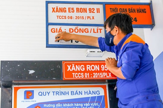 Giá xăng tăng lần thứ 4 liên tiếp, vượt ngưỡng 30.000 đồng/lít