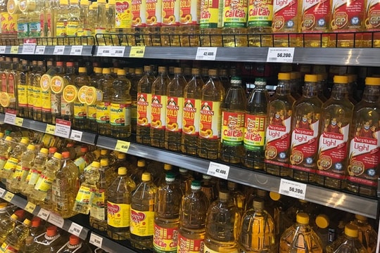 Dầu ăn, mì tôm, trứng... "rủ nhau" tăng giá, người tiêu dùng kêu trời