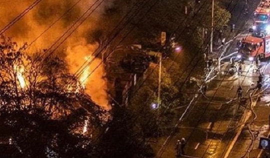 Cháy lớn bãi tập kết gỗ trên đường Tố Hữu lúc rạng sáng