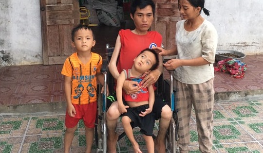 Vợ chồng tật nguyền cầu xin sự sống cho hai đứa con bại não