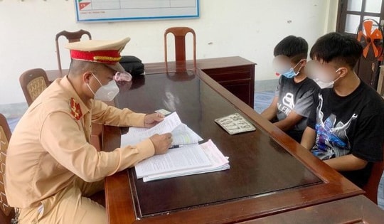 "Bốc đầu" xe trước camera an ninh, 2 thanh niên bị phạt 8 triệu đồng