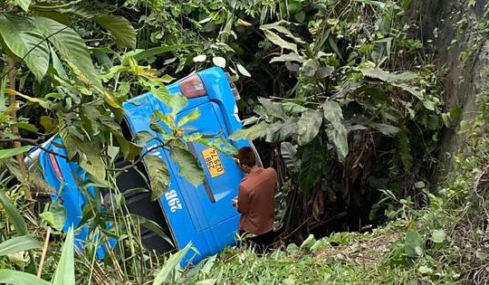 Xe chở 28 khách du lịch đi Tam Đảo mất lái, lao xuống vực