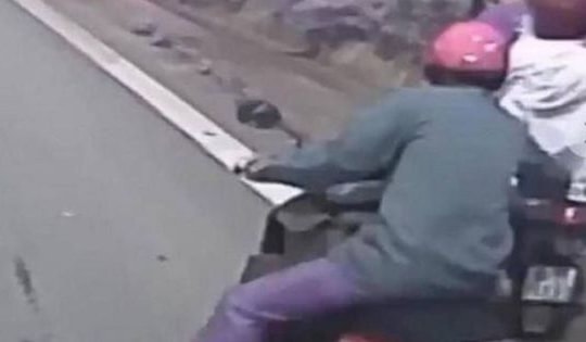 Khoảnh khắc nghẹt thở giải cứu 3 người đi xe máy mất phanh khi đổ đèo Tam Đảo