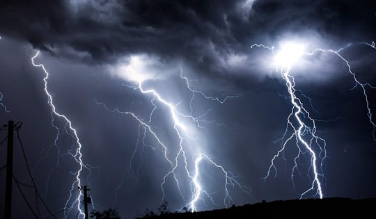 Thương tâm 2 bé gái bị sét đánh tử vong khi theo ông bà đi làm