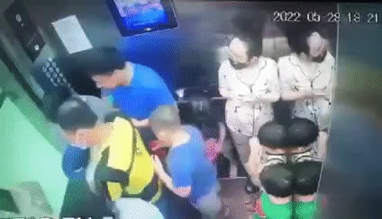 Công an điều tra vụ người đàn ông đánh phụ nữ trong thang máy chung cư