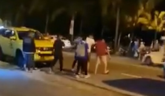 Hướng dẫn viên du lịch bị kẹp cổ, lôi ra bờ biển đánh hội đồng