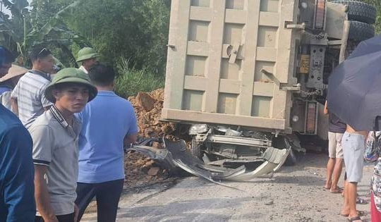 Lật xe tải chở đất, đè chết 3 người trong ô tô con