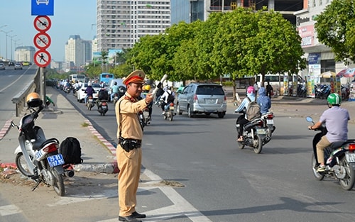 Xúc động hình ảnh tài xế ô tô đưa chai nước cho CSGT đang phân luồng giữa trưa hè nắng gắt