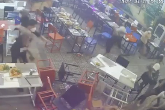 TP HCM: Ngồi trong quán nhậu, nam thanh niên bị truy sát như phim