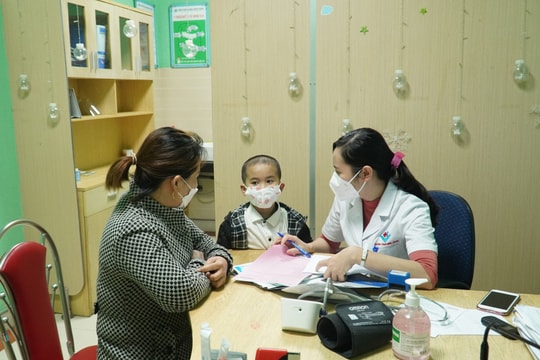 Cha mẹ cần chú ý điều gì để hồi phục sức khoẻ cho trẻ bị hậu COVID-19 trong mùa hè này?