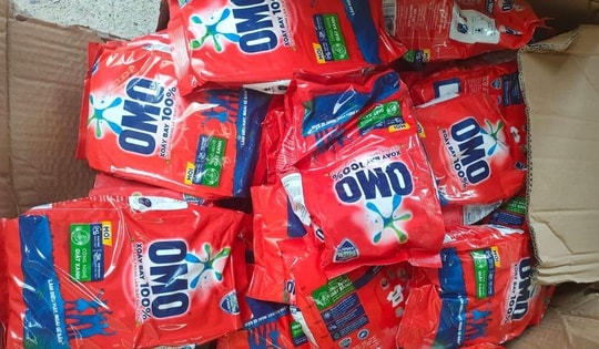 Cận cảnh hơn 600 gói bột giặt OMO có dấu hiệu giả mạo vừa bị đón lõng
