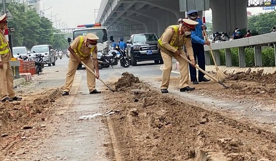 Trích xuất camera truy tìm xe tải làm rơi bùn đất ngập đường Phạm Văn Đồng