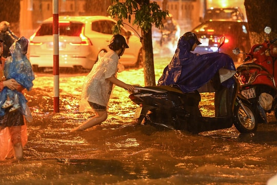 Nhiều tuyến phố Hà nội ngập sâu sau trận mưa lớn