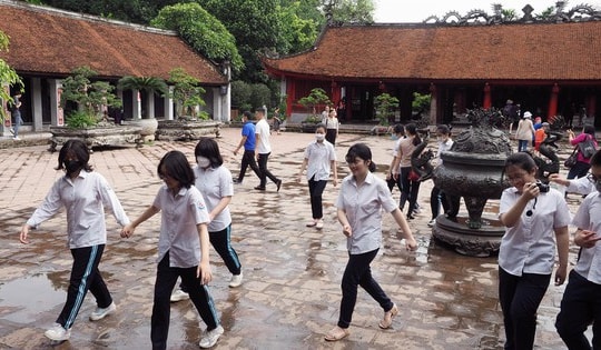 Phụ huynh, học sinh Hà Nội nườm nượp đến Văn Miếu cầu may trước ngày thi vào lớp 10