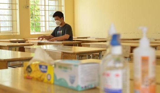 Cận cảnh phòng thi vào lớp 10 của 41 thí sinh F0 Hà Nội tự nguyện tham dự kỳ thi