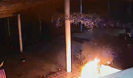 Bắt khẩn cấp 3 đối tượng ném 'bom xăng' vào nhà dân