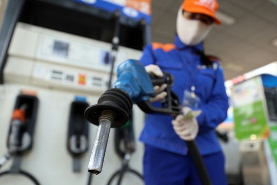 Giá xăng tiếp tục tăng, tiến sát mốc 33.000 đồng/lít từ 15h chiều nay
