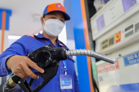 Giá xăng giảm nhẹ sau 7 lần tăng liên tiếp 