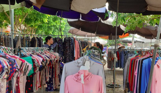 Nắng nóng đỉnh điểm, tiểu thương Hà Nội bán đồ chống nắng hốt bạc triệu mỗi ngày