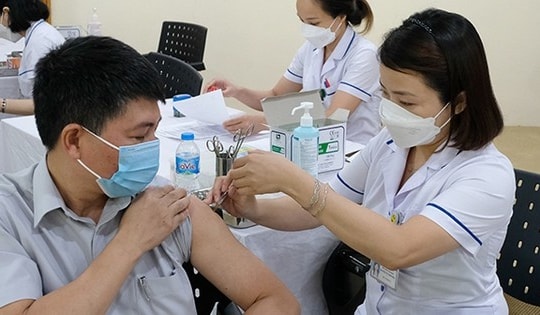 Sáng 7/7: Biến thể BA.4, BA.5 đã xâm nhập nhưng hàng chục tỉnh vẫn tiêm vaccine COVID-19 mũi 3 và 4 chậm