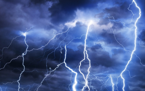 Người đàn ông 53 tuổi bị sét đánh tử vong khi đang đi xe máy trên đường