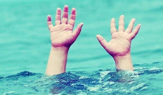 Sẩy chân rơi xuống cống thoát nước, hai chị em đuối nước thương tâm