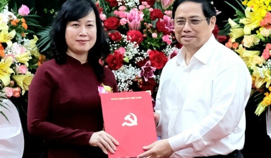 Thủ tướng trao quyết định chỉ định, giao đồng chí Đào Hồng Lan làm Bí thư Ban Cán sự Đảng, Quyền Bộ trưởng Bộ Y tế