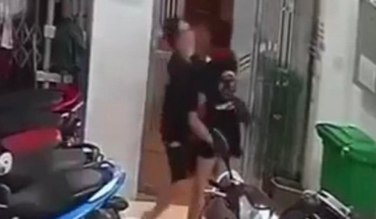 Hà Nội: Cô gái trẻ xinh đẹp nghi bị kẻ "biến thái" sàm sỡ tại khu trọ