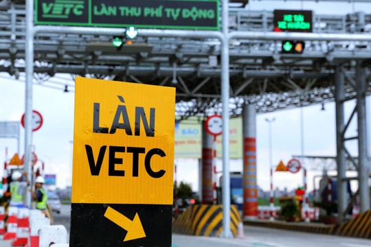 Đẩy nhanh tiến độ dán thẻ định danh ô tô để thu phí điện tử không dừng