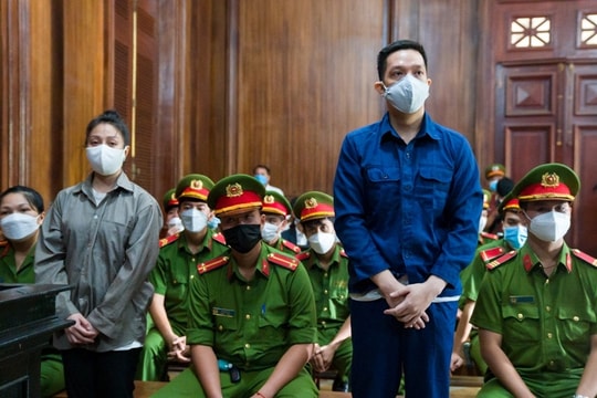 Vì sao hoãn phiên tòa xét xử vụ bé gái 8 tuổi bị cha và 'dì ghẻ' bạo hành tử vong?