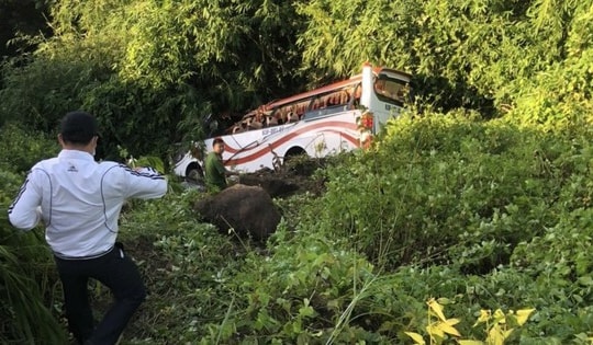 Xe chở 23 hành khách lao xuống vực sâu