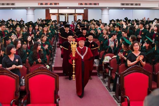Vụ Hiệu trưởng trường ĐH Kinh tế cầm quyền trượng ở lễ tốt nghiệp: Bộ GD&ĐT quy định thế nào về lễ phục?
