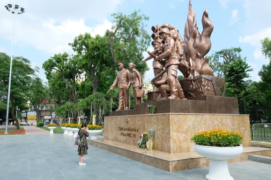 Người dân mang hoa tưởng niệm 3 chiến sĩ hy sinh khi chữa cháy quán karaoke