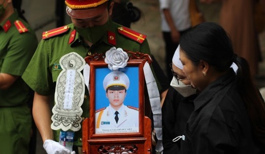 Thi hài 3 liệt sĩ cảnh sát phòng cháy chữa cháy lần lượt đưa đến Nhà tang lễ Quốc gia