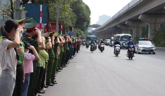 Xúc động người dân, đồng đội xếp hàng dài chào tiễn biệt 3 liệt sĩ phòng cháy chữa cháy
