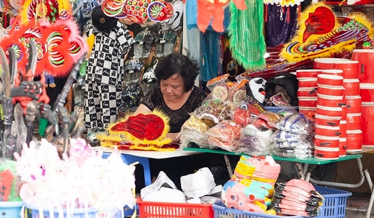 Đồ chơi trung thu tràn ngập phố Hàng Mã ngay trong tháng cô hồn