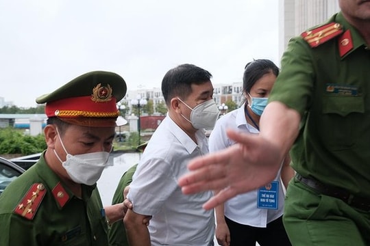 Hôm nay (12/8), cựu Trưởng Công an quận Tây Hồ Phùng Anh Lê hầu tòa