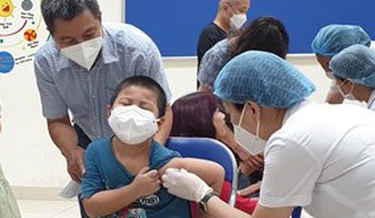 Các quận, huyện tại Hà Nội đồng loạt 'tăng tốc' tiêm vaccine phòng COVID-19