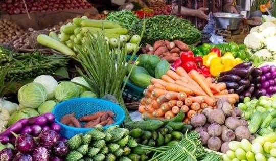 Giá xăng giảm, nhiều mặt hàng thực phẩm ở chợ dân sinh vẫn chưa giảm nhiệt